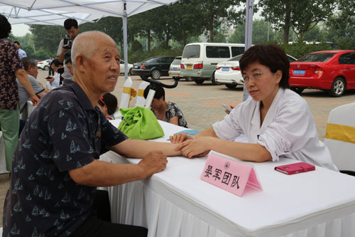 北京中醫(yī)藥大學(xué)東直門醫(yī)院晏軍領(lǐng)軍團(tuán)隊(duì)正在為居民義診